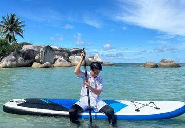 Asyiknya Bermain Papan Luncur di Pantai Batu Kasyah
