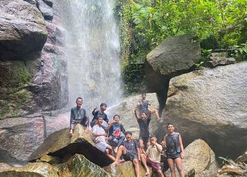Menikmati Segarnya Air Terjun Ranai