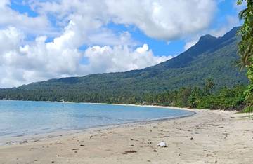 Menikmati Deburan Ombak di Pantai Teluk Salahang Natuna