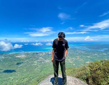 Panorama Menakjubkan dari Ketinggian Puncak Gunung Ranai