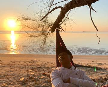 Pantai Sujung, Tempat Favorit Menikmati Sunset.
