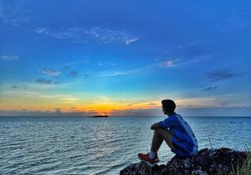 Momen Menikmati Sunset di Pulau Laut, Natuna