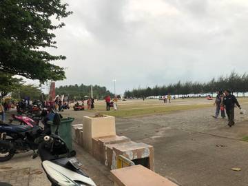 Libur Lebaran Pantai Piwang Ramai Dikunjungi Warga