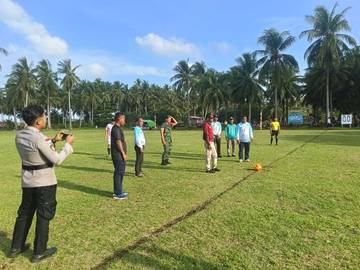 Pertandingan Sepak Bola  di Desa Tanjung Pala di Mulai 