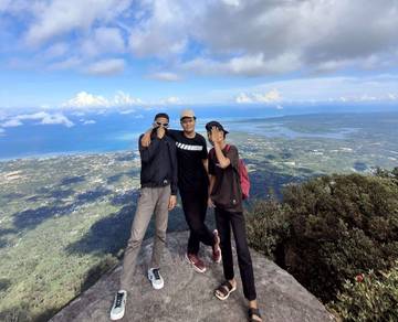 Sekolompak Remaja Mengabadikan Momen Saat Mendaki 