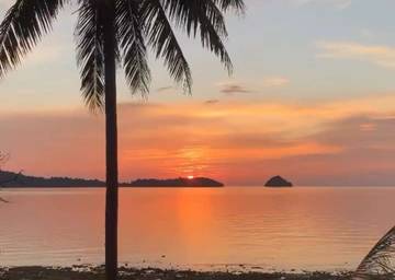 Menikmati Sunset di Pulau Serantas Natuna