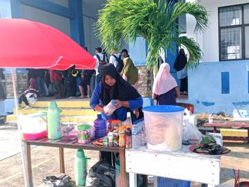 Mengais Rezeki di Pelabuhan Penagi
