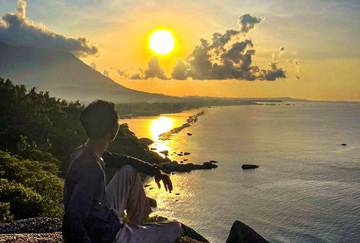 Pesona Indah,  Melihat Sunset Dari Batu Sindu