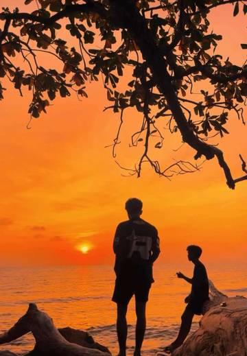 Remaja Pulau Tiga, Abadikan Momen Saat Matahari Terbenam