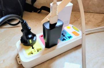 Waspada Charger Ponsel Tidak Dilepas Dari Stop Kontak