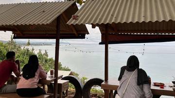Menikmati Senja, Kopi, dan Panorama Alam Natuna