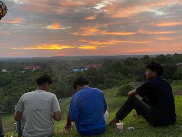 Momen Pemuda Natuna Saat Menantikan Sunset