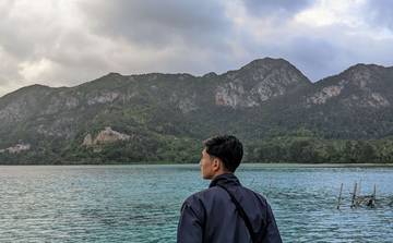 Remaja Natuna Mengabadikan Foto Di Pelabuhan Selat Lampa