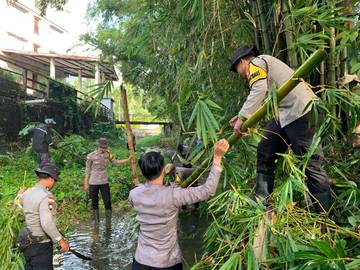 Bhabinkamtibmas Bersama Warga Rawat Sungai Ranai