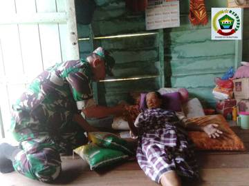 Bhabinsa Gunung Jambat Berbagi Tali Asih Kepada Warga