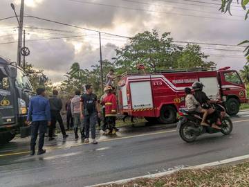 Damkar Natuna Padamkan Kebakaran Lahan Batu Kapal