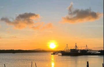 Pesona Senja Di Pelabuhan Penagi 