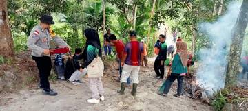 Gotong Royong Pererat Silaturahmi Polri Warga Beringin Jaya