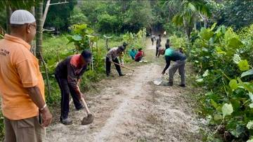 Bhabinkamtibmas Sepempang Gotong Royong Bersama Warga Beringin Jaya