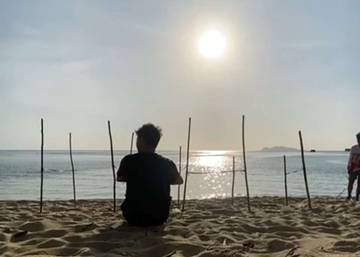Momen Remaja Natuna Menikmati Sunrise Di Pantai Tanjung