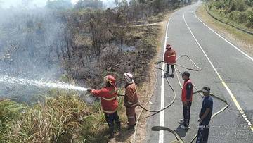 Damkar Natuna Padamkan Kebakaran Lahan Dua Hektare Sujung