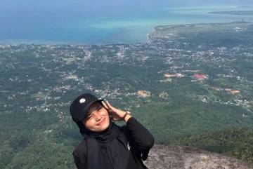 Remaja Natuna Mengabadikan Selfi Di Puncak Gunung Ranai
