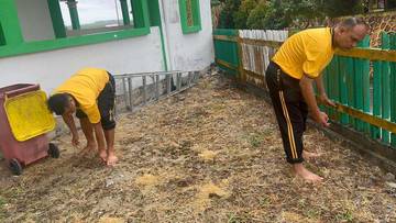Personil Polsek Serasan Goro Bersihkan Lingkungan Masjid Al-Firqon