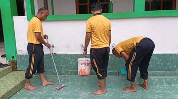Polsek Serasan Gelar Jumat Bersih Masjid Al-Furqon