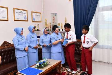Ketua PIA Lanud RSA Serahkan Bantuan Sosial 