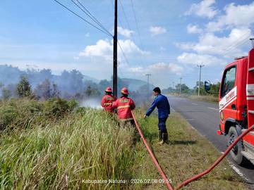 Damkar Natuna Padamkan Kebakaran Lahan Dua Hektar