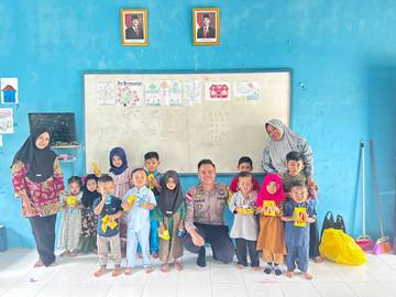 Bhabinkamtibmas Cemaga Selatan Tebar Kepedulian untuk Anak