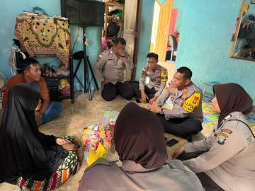 Polsek Bunguran Timur Salurkan Tali Asih Korban Kebakaran