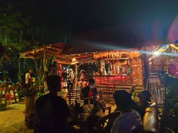 Yuk Berakhir Pekan di Pantai Gapang, Ada Live Musiknya