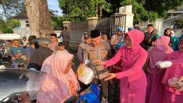 Kolaborasi Polres, Bhayangkari dan Mahasiswa Sabang Berbagai Takjil
