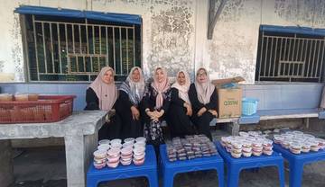Komunitas di Sabang Bagi-bagi Takjil Gratis