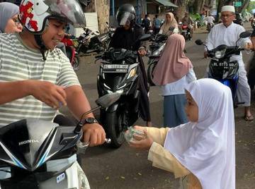 Tumbuhkan Jiwa Kepedulian, Murid RA Al Quran Berbagi Takjil