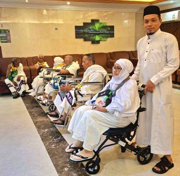 Jemaah Haji Lansia Sabang Umrah dengan Kursi Roda