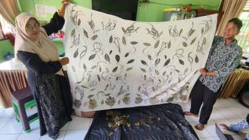 SLB Sabang Gali Potensi Siswa dengan Ecoprint