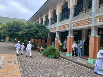 Antusiasme Orang Tua di Hari Pertama Anak Sekolah