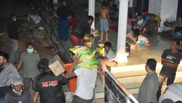 Peran Relawan Gen Z Membantu Masyarakat Terdampak Bencana
