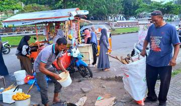 Pelaku UMKM Gunakan Kayu Bakar Demi Tetap Berjualan