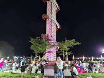 Menara Merah Putih, Ikon Kota dengan Panorama Memikat