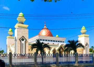 Wisatawan Kagumi Keindahan Masjid Agung Babussalam