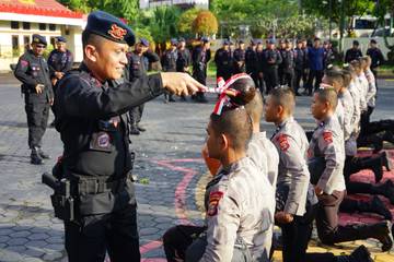 Tradisi Penerimaan Bintara dan Tamtama Warnai Mako Satbrimob