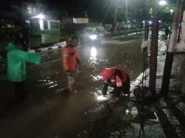 Satbrimob Polda Kaltim Bantu Warga Terdampak Banjir