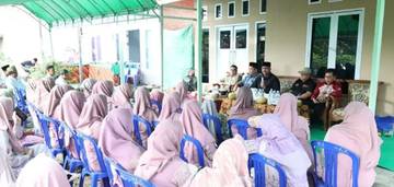 Majelis Taklim Tenggarong Terima Bantuan Seragam dan Rebana