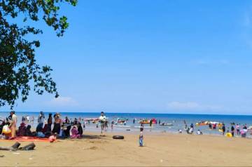 Wisatawan Padati Pantai Manggar Saat Libur Iduladha