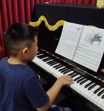 Manfaat Bermain Piano Klasik Bagi Anak