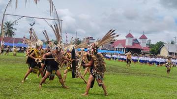 Tarian Perisai Warnai Pembukaan MuBes XII Kenyah