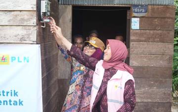 Warga Pagung Bontang Terima Bantuan Sambungan Listrik Gratis